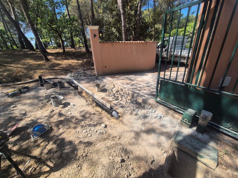 Rénovation complète d’une entrée de portail – Rousset (13) – caniveau carrossable, dalle béton armé