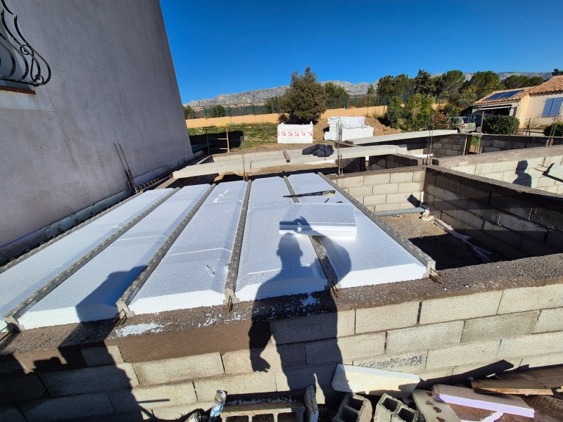 Pose d’un plancher précontraint pour extension – Rousset (13) – poutrelles béton, hourdis polystyrène, coulage béton