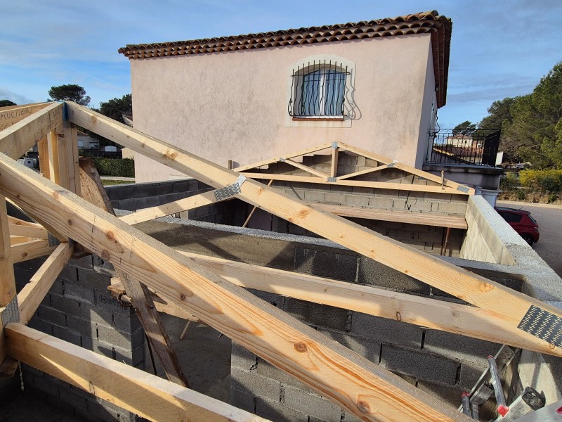 Livraison et montage d'une toiture 3 pentes en fermette sur la commune de Rousset (13) extension de maison