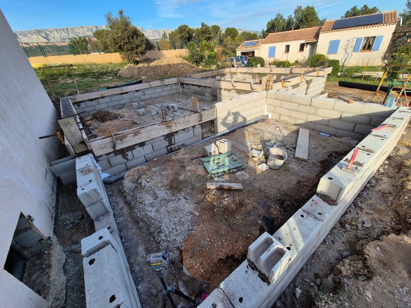 Montage d’un vide sanitaire pour extension – Rousset (13) – agglos, mortier, arase, hydrofuge