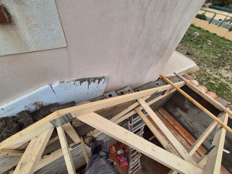 Livraison et montage d'une toiture 3 pentes en fermette sur la commune de Rousset (13) extension de maison