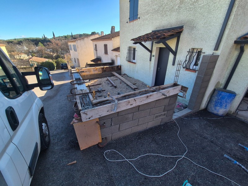 Mur de clôture en agglos, Fuveau (13), arase, enduit frotassé et pose de portillon