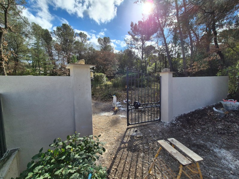 Rénovation entrée de portail, Fuveau (13), nettoyage très pression, reprise fissures, enduit frotassé