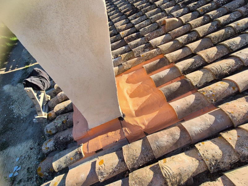 Reprise d’étanchéité autour d’un conduit de cheminée, Rousset, Bouches-du-Rhône, calandrite à chaud