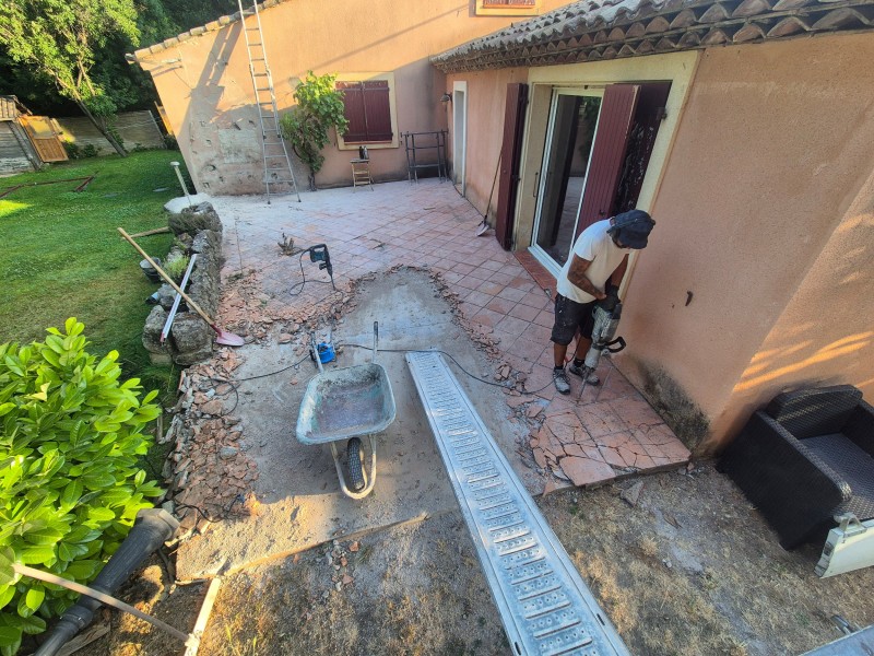 Rénovation de terrasse et tour de piscine, Rousset (13), travertin, chape, étanchéité