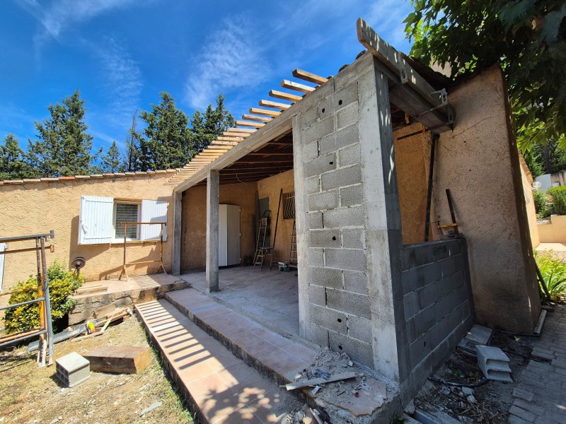 Prolongement de toiture en PST – Meyreuil (13) – chevrons, tuiles en double, gouttière