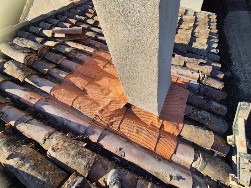 Reprise d’étanchéité autour d’un conduit de cheminée, Rousset, Bouches-du-Rhône, calandrite à chaud