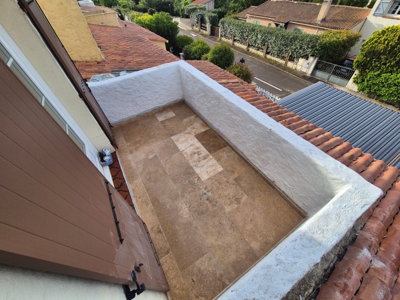 Rénovation de terrasse, Rousset (13), étanchéité renforcée bicouche, pose de travertin