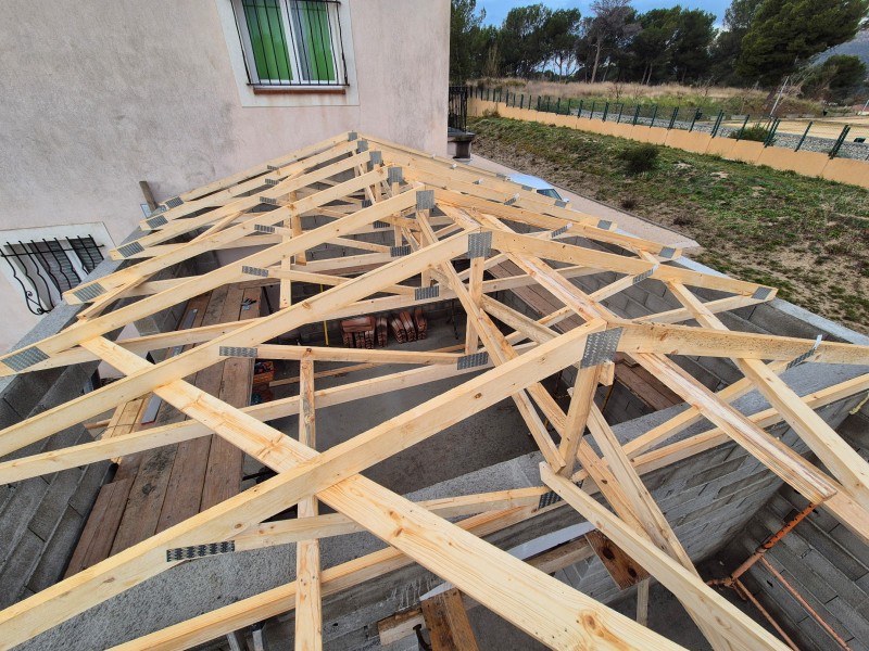 Livraison et montage d'une toiture 3 pentes en fermette sur la commune de Rousset (13) extension de maison