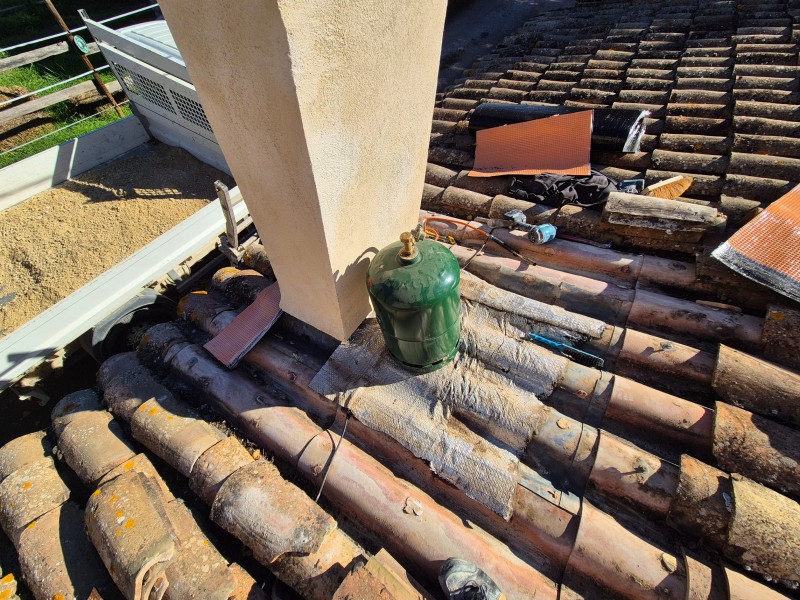 Reprise d’étanchéité autour d’un conduit de cheminée, Rousset, Bouches-du-Rhône, calandrite à chaud
