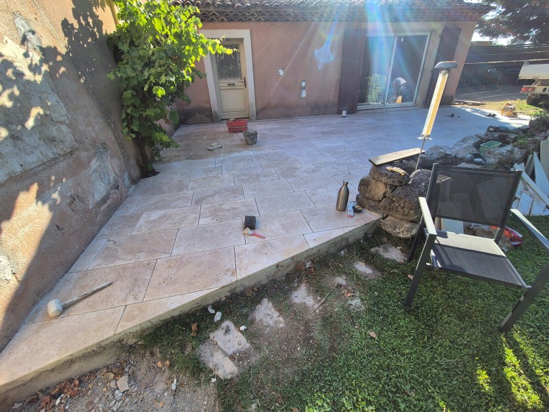 Rénovation de terrasse et tour de piscine, Rousset (13), travertin, chape, étanchéité