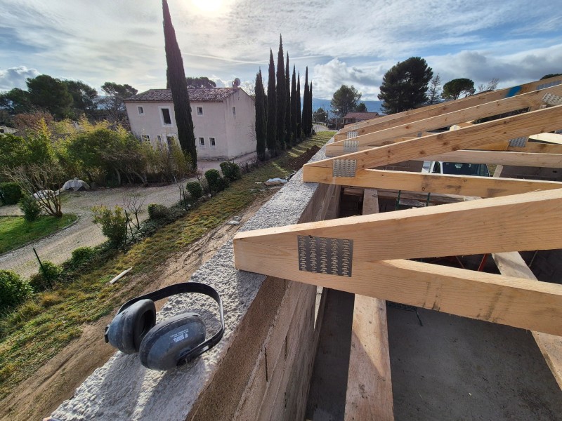 Livraison et montage d'une toiture 3 pentes en fermette sur la commune de Rousset (13) extension de maison