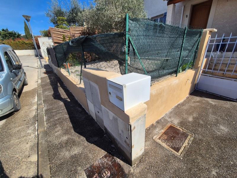 Rénovation de clôture avec reprise de fissures et enduit frotassé – Rousset (13)