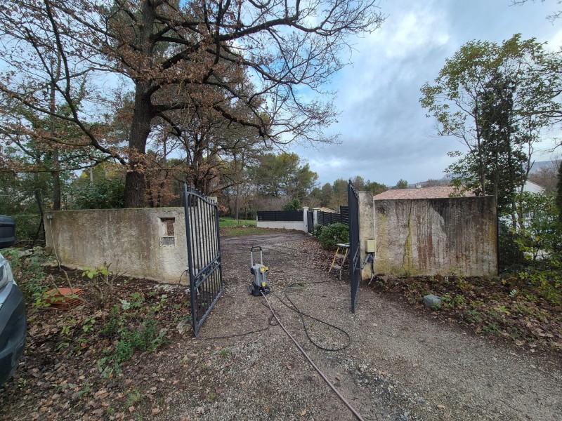 Rénovation entrée de portail, Fuveau (13), nettoyage très pression, reprise fissures, enduit frotassé