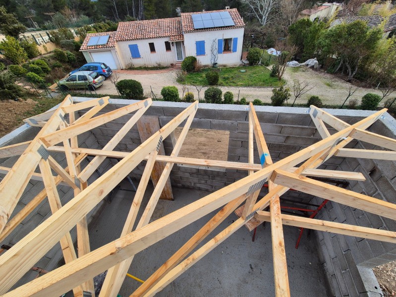 Livraison et montage d'une toiture 3 pentes en fermette sur la commune de Rousset (13) extension de maison