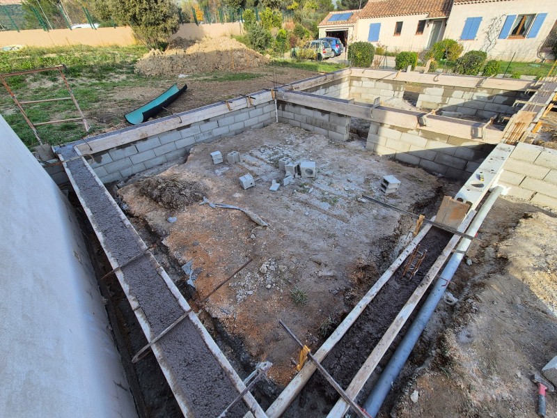Montage d’un vide sanitaire pour extension – Rousset (13) – agglos, mortier, arase, hydrofuge
